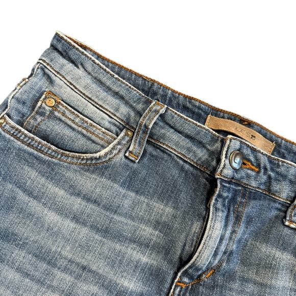 Joe’s jeans, women’s cutoff jeans from Icon jeans, medium wash, Size 28 - Picture 2 of 5